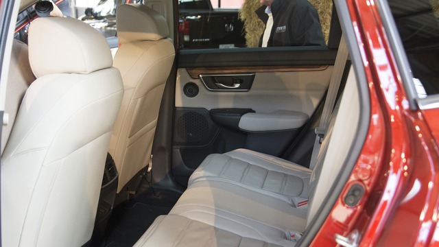 
Theo hãng Honda, khoảng duỗi chân cho hành khách ngồi trên hàng ghế sau của CR-V thế hệ mới đã được nới rộng thêm 51 mm. Nhờ đó, ngay cả người cao 1,85 mét cũng có thể ngồi thoải mái trên hàng ghế sau.
