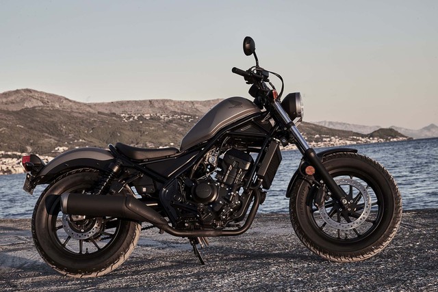 Đến tháng 12 năm nay, giá bán chính thức của Honda Rebel 2017 mới được công bố. Xe sẽ có mặt tại các đại lý từ tháng 4/2017.