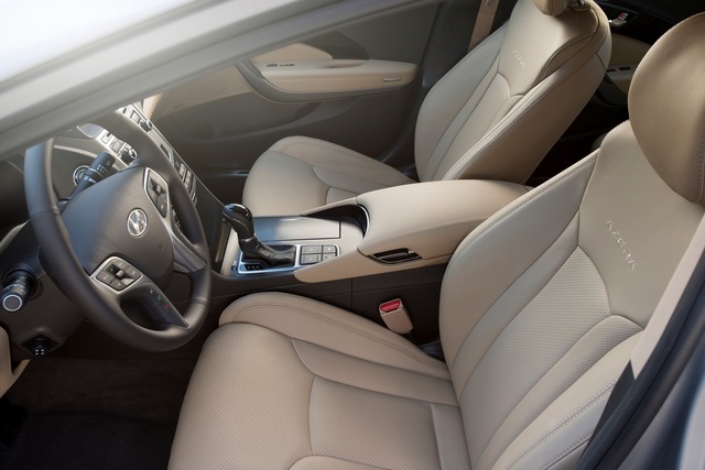 
Bên trong Hyundai Azera 2017 có ghế trước sưởi ấm và thông khí tiêu chuẩn. 
