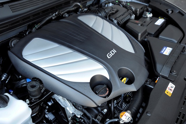 
Trái tim của Hyundai Azera 2017 vẫn là động cơ xăng V6, dung tích 3,3 lít với công suất tối đa 293 mã lực và mô-men xoắn cực đại 346 Nm. Sức mạnh được truyền tới bánh thông qua hộp số tự động 6 cấp. Lượng nhiên liệu tiêu thụ trung bình của xe là 11,8 lít/100 km nội thành và 8,4 lít/100 km đường trường.
