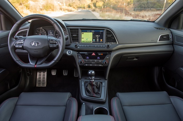 Bên trong Hyundai Elantra Sport 2017 cũng có những chi tiết khác biệt so với phiên bản thường như nội thất bọc da, chỉ khâu màu đỏ đối lập, ghế sưởi thể thao phía trước, vô lăng đáy phẳng, trần xe màu đen, màn hình 7 inch, AM/FM/HD/SiriusXM, hệ thống thông tin giải trí tương thích Android Auto và Apple CarPlay...