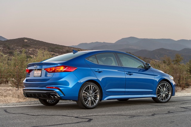 Theo đó, tại thị trường Mỹ, Hyundai Elantra Sport 2017 có giá khởi điểm từ 22.485 USD. Như vậy, so với phiên bản tiêu chuẩn có giá 17.150 USD, Hyundai Elantra Sport 2017 đắt hơn đáng kể.