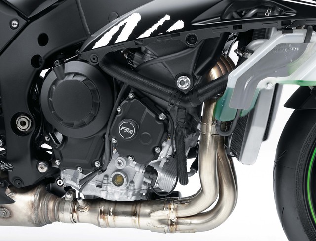 
Theo hãng Kawasaki, động cơ của Ninja ZX-10RR 2017 tạo ra công suất tối đa 197,3 mã lực tại vòng tua máy 13.000 vòng/phút và mô-men xoắn cực đại 83,7 lb-ft tại vòng tua máy 11.500 vòng/phút.
