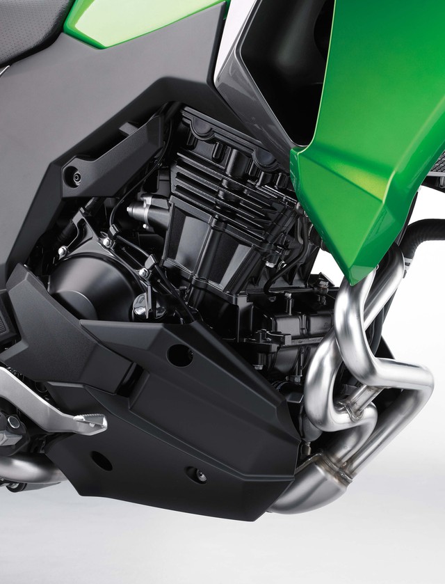 
Trái tim của Kawasaki Versys-X 300 2017 là khối động cơ xy-lanh đôi song song, 8 van, DOHC, làm mát bằng chất lo0ngr, dung tích 296 cc lấy từ hai người anh em Ninja 300 và Z300. Động cơ này dự kiến sản sinh công suất tối đa 39 mã lực và mô-men xoắn cực đại 17,5 lb-ft.
