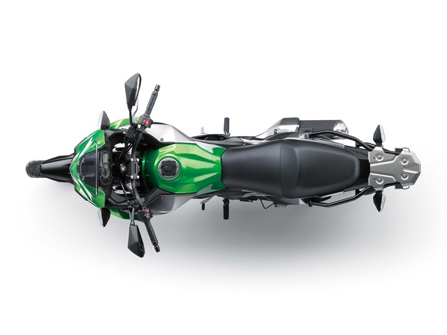 
Về thiết kế, Kawasaki Versys-X 300 2017 cung cấp tư thế ngồi thẳng lưng cho người lái. Bên cạnh đó là tay lái rộng. Hiện hãng Kawasaki chưa cung cấp thông số về chiều cao của yên xe, dự đoán là 800 mm. Nằm cạnh yên là bình xăng có thiết kế thanh mảnh, giúp người lái dễ đặt chân xuống mặt đất hơn.
