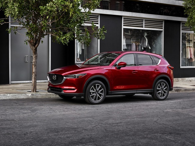
Đúng như thông tin từ trước đó, hãng Mazda đã chính thức trình làng mẫu crossover cỡ nhỏ CX-5 thế hệ mới trong triển lãm Los Angeles 2016 hiện đang diễn ra tại thành phố thiên thần của Mỹ. Bước sang thế hệ mới, Mazda CX-5 2017 sở hữu thiết kế nâng cấp và hàng loạt công nghệ khác biệt.
