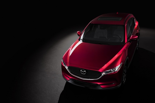 
Về an toàn, Mazda CX-5 thế hệ mới có hệ thống kiểm soát hành trình bằng radar và nhận diện biển báo giao thông. Tính năng này có thể đọc giới hạn tốc độ và những biển báo khác rồi hiển thị trên màn hình 4,6 inch. Thêm vào đó là hệ thống kiểm soát mô-men xoắn giúp cải thiện cảm giác lái và khả năng xử lý cho xe.
