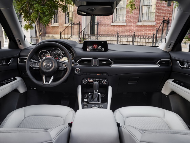 
Bước vào bên trong Mazda CX-5 thế hệ mới, người lái được chào đón bằng không gian nội thất mới mẻ nhờ vô lăng 3 chấu, nút bấm khởi động máy, màn hình màu 4,6 inch nằm trong cụm đồng hồ.
