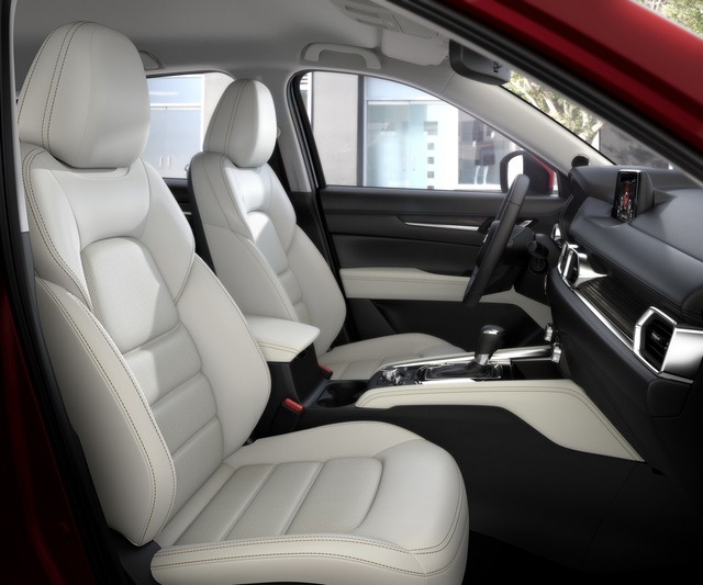 
Trong khi đó, trên bảng táp-lô có màn hình 7 inch, gợi liên tưởng đến thiết kế của xe Mercedes-Benz. Dàn âm thanh Bose cao cấp 10 loa và hệ thống Mazda Connect hỗ trợ kết nối với điện thoại thông minh là những điểm nhấn khác về trang bị của Mazda CX-5 2017.
