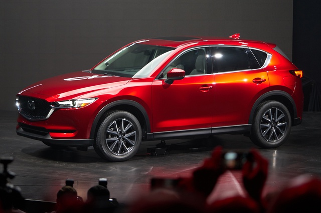 
Như đã đưa tin, hãng Mazda chính thức vén màn mẫu crossover cỡ nhỏ CX-5 thế hệ mới trong triển lãm Los Angeles 2016. Có vẻ như Mazda không muốn thua kém đồng hương Honda vốn cũng đã giới thiệu CR-V thế hệ mới cách đây không lâu.
