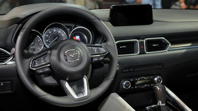 
Về an toàn, Mazda CX-5 thế hệ mới có hệ thống kiểm soát hành trình bằng radar và nhận diện biển báo giao thông. Tính năng này có thể đọc giới hạn tốc độ và những biển báo khác rồi hiển thị trên màn hình 4,6 inch. Thêm vào đó là hệ thống kiểm soát mô-men xoắn giúp cải thiện cảm giác lái và khả năng xử lý cho xe.

