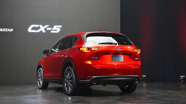 
Bước sang thế hệ mới, Mazda CX-5 còn được bổ sung màu sơn ngoại thất đỏ đặc biệt có tên Soul Red Crystal. Màu sơn này bao gồm nhiều lớp trong suốt và phản xạ ánh nắng mặt trời.
