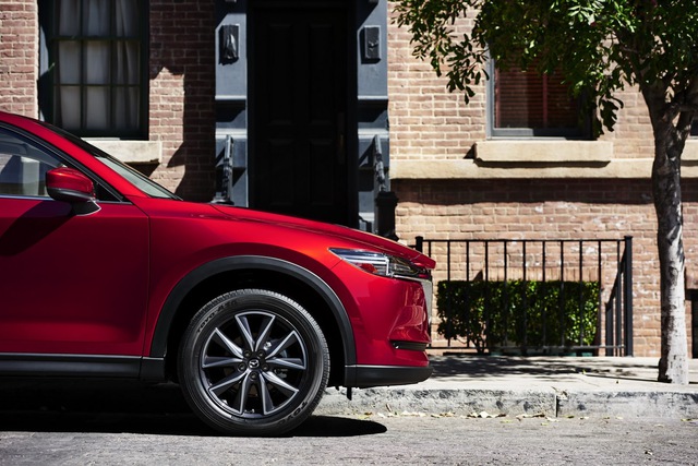 
Theo hãng Mazda, khung gầm của CX-5 thế hệ mới đã được tăng 15,5% độ cứng xoắn so với phiên bản cũ. Có được điều này là nhờ thép siêu cường độ cao trên cột A và B. Chưa hết, thiết kế khí động học mới của xe còn giúp giảm tiếng ồn lọt vào khoang nội thất.
