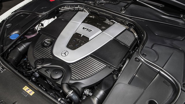 
Tương tự Mercedes-AMG S65 Cabriolet, Mercedes-Maybach S650 Cabriolet cũng được trang bị động cơ V12, tăng áp kép, dung tích 6.0 lít với công suất tối đa 621 mã lực và mô-men xoắn cực đại 738 lb-ft. Nhờ đó, mẫu xe mui trần siêu sang này có thể tăng tốc từ 0-96 km/h trong 4 giây và đạt vận tốc tối đa giới hạn điện tử 250 km/h.
