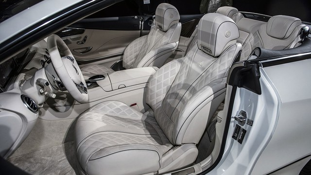 
Chưa hết, ghế khâu hình quả trám, mặt trong cửa và cụm đồng hồ khác biệt cũng mang đến cái riêng cho Mercedes-Maybach S650 Cabriolet mới.
