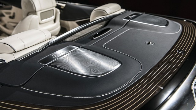 
Theo hãng xe Đức, nội thất của Mercedes-Maybach S650 Cabriolet gợi liên tưởng đến những chiếc du thuyền hạng sang như Arrow 460 Grantuismo. Ở giá đỡ cốc giữa hàng ghế trước có tấm biển mạ crôm đánh số thứ tự 1 of 300.
