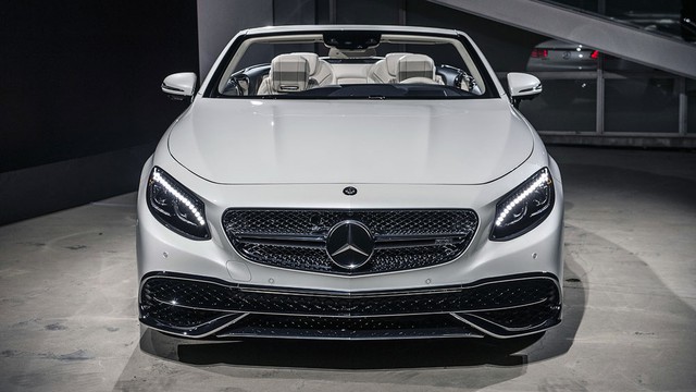 Như đã nhắc ở trên, Mercedes-Maybach S650 Cabriolet chỉ được sản xuất với số lượng đúng 300 chiếc. Trong đó, có 75 chiếc dành riêng cho thị trường Mỹ với 3 tùy chọn màu là ngoại thất đỏ/nội thất đen, ngoại thất xanh dương/nội thất nâu và ngoại thất trắng/nội thất xanh hải quân.
