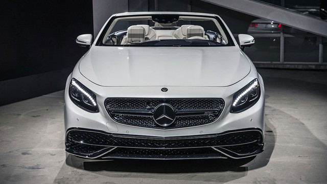 
Như đã nhắc ở trên, Mercedes-Maybach S650 Cabriolet chỉ được sản xuất với số lượng đúng 300 chiếc. Trong đó, có 75 chiếc dành riêng cho thị trường Mỹ với 3 tùy chọn màu là ngoại thất đỏ/nội thất đen, ngoại thất xanh dương/nội thất nâu và ngoại thất trắng/nội thất xanh hải quân.
