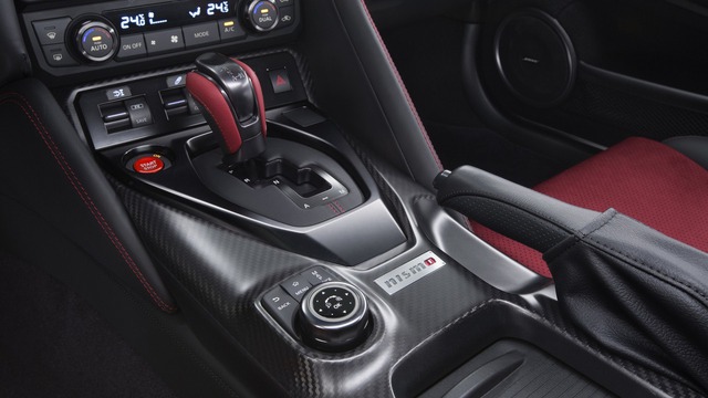 
Bù lại, Nissan GT-R Nismo 2017 có khung gầm rắn chắc hơn, hệ thống treo cải tiến và thay đổi ở thiết kế. Bên trong xe có ghế ngồi thoải mái hơn, lẫy chuyển số tích hợp trên vô lăng, hệ thống cách âm tốt hơn và màn hình 8 inch cho hệ thống thông tin giải trí.
