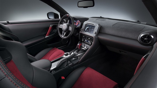 
Bỏ ra số tiền trên, khách hàng Mỹ nhận về Nissan GT-R Nismo 2017 được trang bị động cơ V6, tăng áp kép, dung tích 3,8 lít như cũ. Động cơ tạo ra công suất tối đa 600 mã lực và mô-men xoắn cực đại 651 Nm. So với GT-R Premium, Nissan GT-R Nismo 2017 mạnh hơn 35 mã lực và 19 Nm. Động cơ kết hợp với hộp số tự động ly hợp kép 6 cấp.
