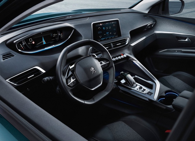 Cách bố trí nội thất của Peugeot 5008 2017 tương tự với 208 và có tên i-Cockpit. Điểm nhấn là vô lăng cỡ nhỏ, màn hình cảm ứng 8 inch và màn hình hiển thị thông tin trên kính chắn gió 12,3 inch.