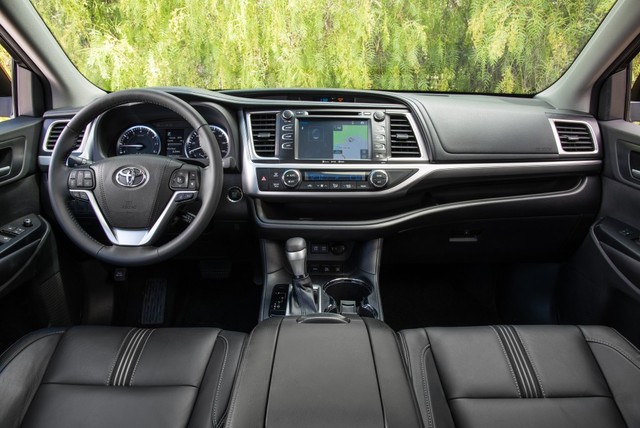 
Bên trong Toyota Highlander 2017 có chất liệu da bọc màu nâu tùy chọn mới và 5 cổng USB. Khách hàng có thể chọn hàng ghế thứ hai dạng thương gia để Toyota Highlander 2017 có 7 chỗ ngồi. Bên cạnh đó là ghế thứ hai thông thường giúp Toyota Highlander có 8 chỗ ngồi. Tùy chọn này chỉ dành cho hai bản Limited và Limited Platinum.
