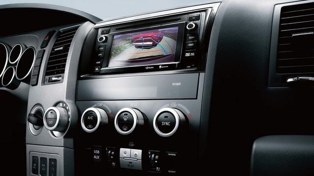 
Tùy thuộc vào từng bản trang bị, Toyota Sequoia 2017 sẽ có màn hình cảm ứng 6,1 inch, radio vệ tinh SiriusXM, cổng USB, AUX, kết nối Bluetooth rảnh tay, dàn âm thanh Entune Premium với 14 loa, bao gồm cả loa trầm, hoặc dàn âm thanh Entune JBL Audio, màn hình cảm ứng kích hoạt bằng giọng nói và camera chiếu hậu.
