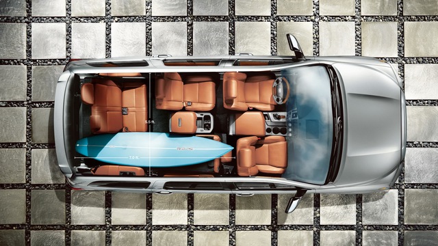
Về an toàn, Toyota Sequoia 2017 được trang bị gói Star Safety System, bao gồm hệ thống chống bó cứng phanh ABS, cân bằng điện tử VSC, phân bổ lực phanh điện tử, trợ lực phanh và kiểm soát lực bám.
