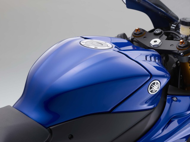 
Tiếp đến là bình xăng được làm bằng nhôm và có thiết kế khác biệt trên Yamaha YZF-R6 2017. Hãng Yamaha khẳng định, bình xăng của YZF-R6 2017 nhẹ hơn 1,2 kg so với trước. Trong khi đó, trọng lượng tổng thể của Yamaha YZF-R6 2017 chỉ dừng ở mức 190 kg.
