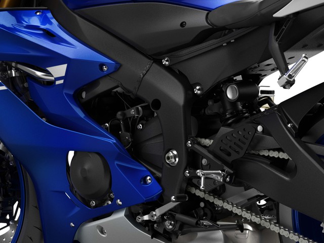 
Trái tim của Yamaha YZF-R6 2017 vẫn là khối động cơ 4 xy-lanh thẳng hàng, 16 van, dung tích 599 cc với tỷ số nén 13.1:1. Hiện hãng Yamaha chưa công bố thông số vận hành cụ thể của động cơ. Chỉ biết, động cơ kết hợp với hộp số 6 cấp với hệ thống sang số nhanh tiêu chuẩn tại châu Âu và tùy chọn ở Mỹ.
