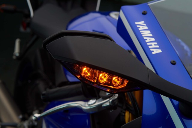 
Ngoài ra, hãng Yamaha còn dùng công nghệ LED cho đèn xi-nhan tích hợp trên vỏ gương ngoại thất 
