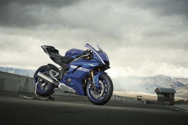 
Điểm cuối cùng cần nói về thiết kế của Yamaha YZF-R6 2017 là tem màu trắng gần như nằm ngang trên dàn áo, nổi bật trên nền xanh dương Race Blu. 
