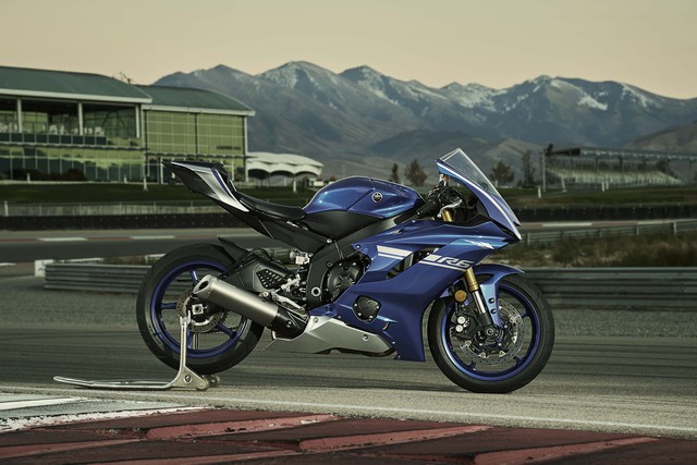 
Hãng Yamaha đã chính thức vén màn thế hệ mới của mẫu mô tô tầm trung YZF-R6. Bước sang thế hệ mới, mẫu mô tô 600 phân khối thành công nhất của nhà Yamaha được bổ sung thiết kế khác biệt cùng hàng loạt công nghệ hiện đại hơn.
