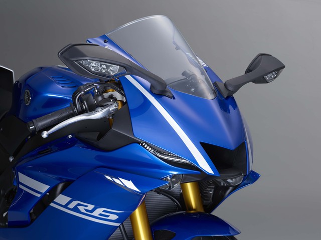 
Đầu tiên phải kể đến thiết kế khí động học hơn của Yamaha YZF-R6 2017, giúp giảm 8% lực cản không khí. Phần đầu xe của Yamaha YZF-R6 thế hệ mới được thiết kế với cảm hứng từ đàn anh R1. Trong khi đó, hốc gió nằm chính giữa đầu xe lại tương tự siêu mô tô đua Yamaha M1 trong giải MotoGP.
