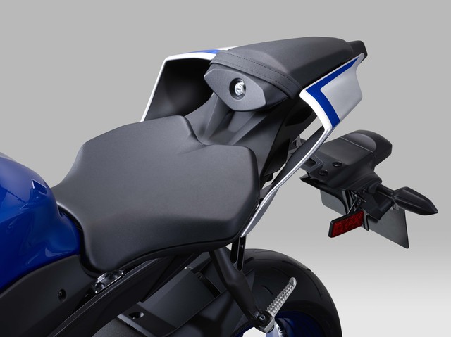 
Chưa hết, Yamaha YZF-R6 2017 còn được trang bị yên cho người lái và khung phụ phía sau hoàn toàn mới. 
