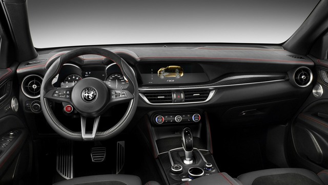 
Bước vào bên trong Alfa Romeo Stelvio, người lái sẽ thấy màn hình cảm ứng 6,5 inch tiêu chuẩn quen thuộc. Nếu muốn, khách hàng có thể trang bị màn hình 8,8 inch tùy chọn cho Alfa Romeo Stelvio. Bên cạnh đó là dàn âm thanh Harman Kardon 14 loa cao cấp.
