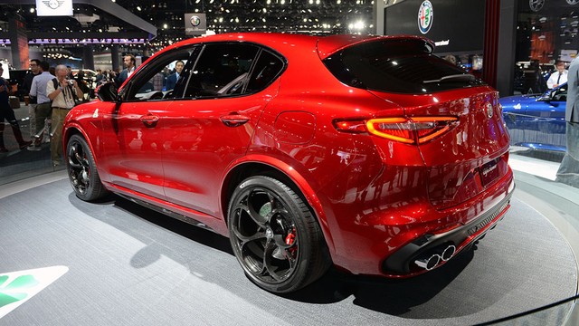 
Theo hãng Alfa Romeo, Stelvio là mẫu SUV được phát triển dựa trên cơ sở gầm bệ của người anh em Giulia mang kiểu dáng sedan. Về thiết kế, Alfa Romeo Stelvio có kiểu dáng đúng như nhiều người kỳ vọng. Ngoài ra, mẫu SUV mới của Alfa Romeo còn mượn nhiều nét thiết kế từ Giulia.
