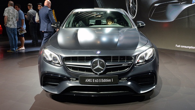 Kết hợp cùng hệ dẫn động 4 bành và hộp số ly hợp kép 9 cấp, Mercedes-AMG E63 S Edition 1 chỉ mất khoảng 3,3 giây để tăng tốc lên 96 km/h từ vị trí xuất phát trước khi đạt vận tốc tối đa 300 km/h.