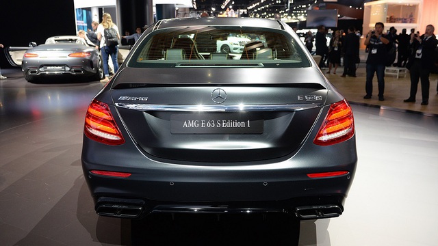 
Mercedes-AMG E63 S Edition 1 tại triển lãm Los Angeles 2016 là phiên bản đặc biệt với chỉ một chiếc được sản xuất. Hiện giá bán của chiếc xe có 1 không 2 này chưa được tiết lộ.
