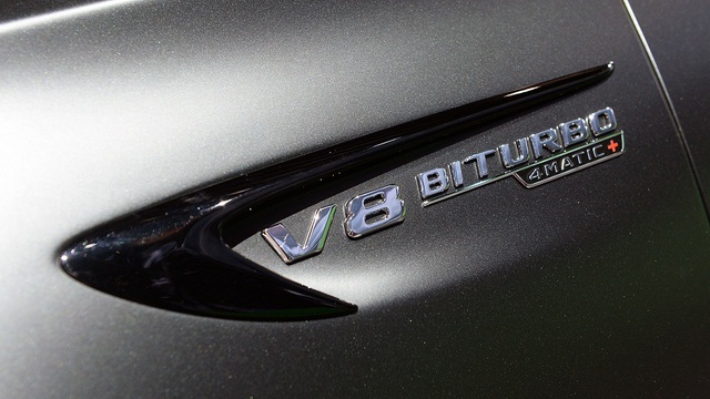 
Mercedes-AMG E63 S Edition 1 sử dụng động cơ V8, tăng áp kép, dung tích 4.0 lít, sản sinh công suất tối đa 603 mã lực và mô-men xoắn cực đại 850 Nm.
