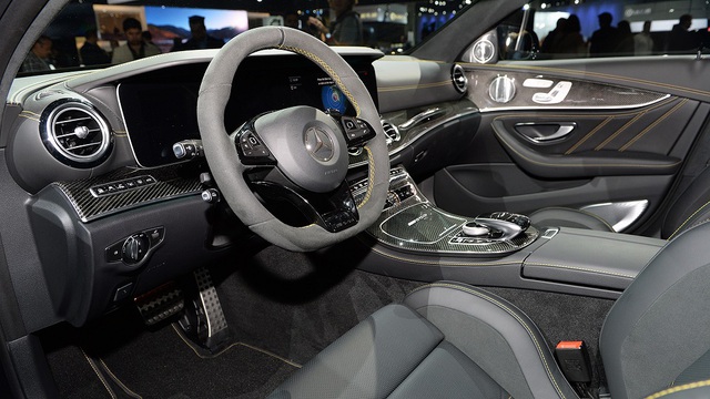 
Bên trong khoang lái Mercedes-AMG E63 S Edition 1 là chất liệu da Nappa cao cấp màu đen chủ đạo. Một số chi tiết phủ carbon hay các đường chỉ may tinh xảo màu vàng được chọn làm điểm nhấn cho nội thất. Trên vô-lăng xuất hiện dòng chữ Edition 1.
