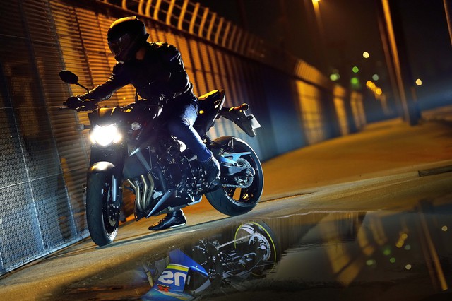 
Tương tự GSX-S1000 ra mắt vào năm ngoái, Suzuki GSX-S750 cũng được thừa hưởng những công nghệ từ xe đua MotoGP.
