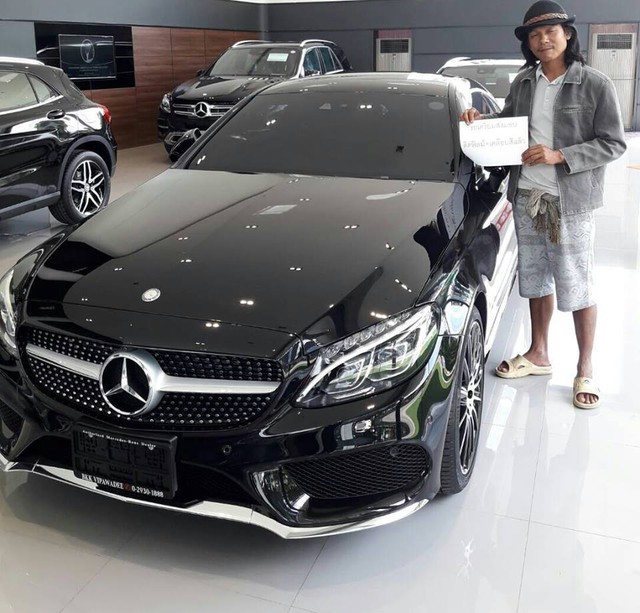 
Người đàn ông chụp bên chiếc Mercedes-Benz đã đăng ký mua.
