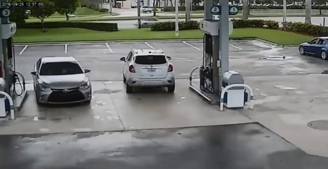 
Chiếc SUV của nữ tài xế và Toyota Camry của kẻ gian đỗ cạnh nhau trong cây xăng. Ảnh cắt từ video
