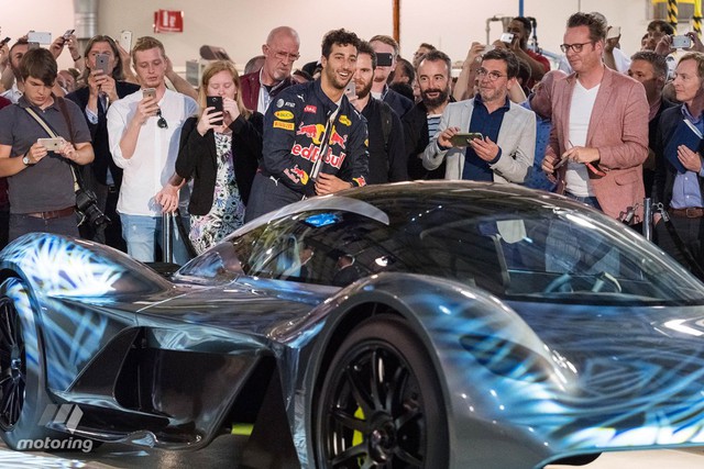
Tay đua người Áo, Daniel Ricciardo, tỏ ra rất hào hứng với Aston Martin AM-RB 001.

