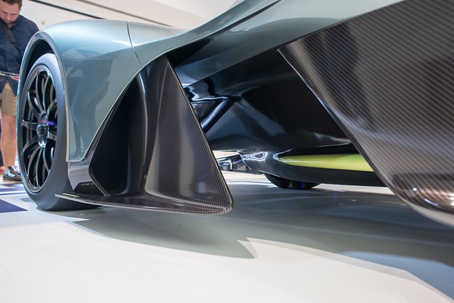 Những chi tiết còn lại của Aston Martin AM-RB 001 đều được làm bằng sợi carbon và sơn theo ý muốn của khách hàng.