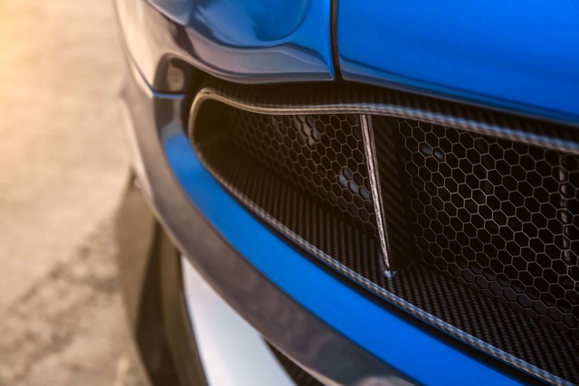 
Tiếp đến là gói phụ kiện khí động học bằng sợi carbon dành riêng cho Aston Martin Vanquish S như cánh gió trước và bộ khuếch tán sau. Theo hãng Aston Martin, cả hai chi tiết này đều giúp giảm tình trạng nâng đầu xe và tăng độ cân bằng.
