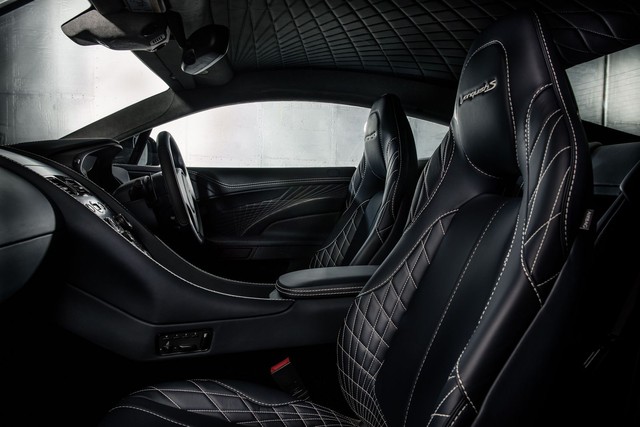 
Bên trong Aston Martin Vanquish S có ghế bọc da khâu hình quả trám sang trọng và những chi tiết bằng sợi carbon thể thao. 
