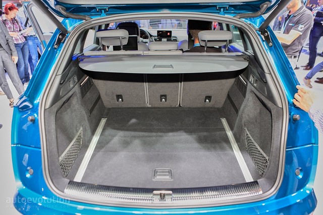 
Chưa hết, phần thân vỏ và nóc xe của Audi Q5 2017 được thiết kế kế động học hơn nên giảm hệ số lực cản không khí xuống còn 0,3 Cd. Bên cạnh đó là khoang hành lý có thể tích tăng 10 lít, lên từ 550-610 lít, tùy theo vị trí của hàng ghế sau. Khi gập hàng ghế sau xuống, khoang hành lý được mở rộng ra thành 1.550 lít.
