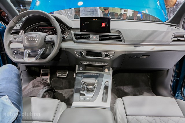 
Ngay cả bên trong Audi Q5 thế hệ mới, không gian nội thất cũng gợi liên tưởng đến Q7. Bước vào bên trong Audi Q5 2017, người lái sẽ được chào đón bằng màn hình kỹ thuật số 12,3 inch trên cụm đồng hồ, thay thế cho loại analog truyền thống. Để tránh làm người lái mất tập trung, hãng Audi còn cung cấp màn hình hiển thị thông tin trên kính chắn gió cho Q5 2017.
